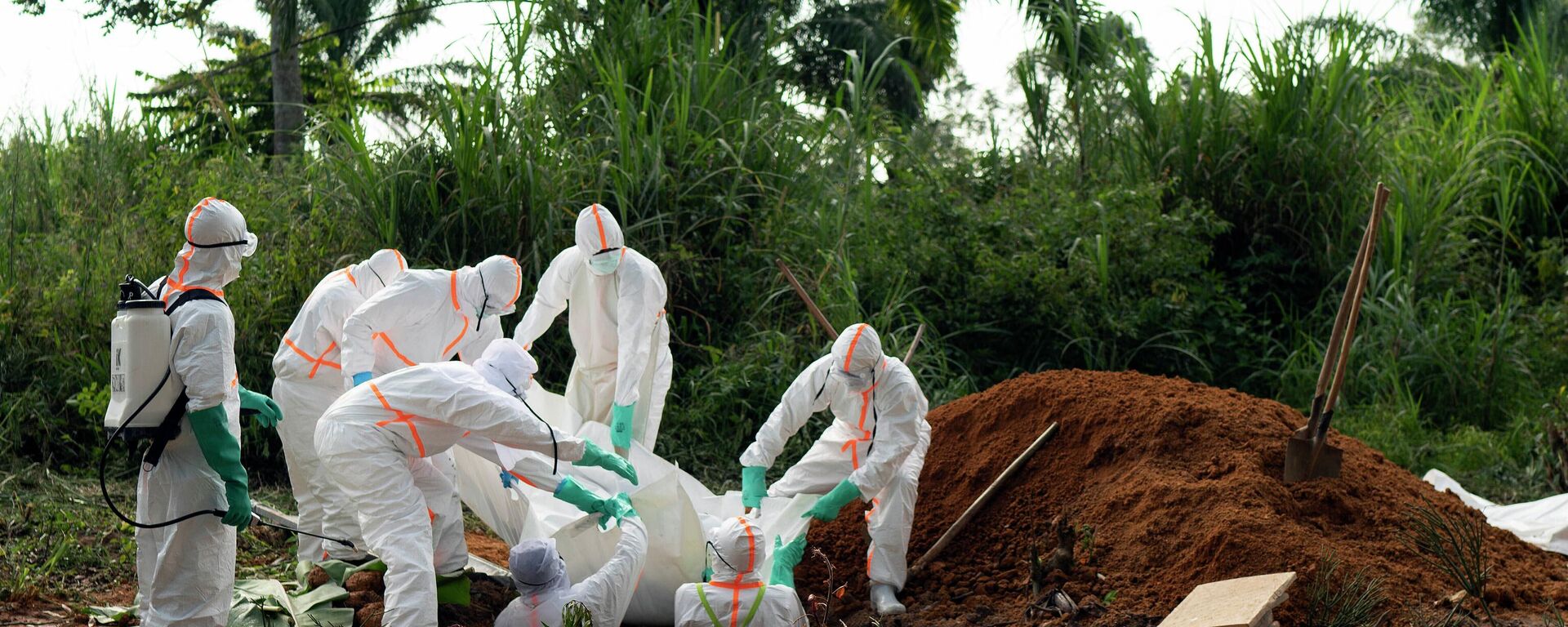 FILE - An Ebola victim is put to rest at the Muslim cemetery in Beni, in Congo, on July 14, 2019 - Sputnik International, 1920, 22.09.2022