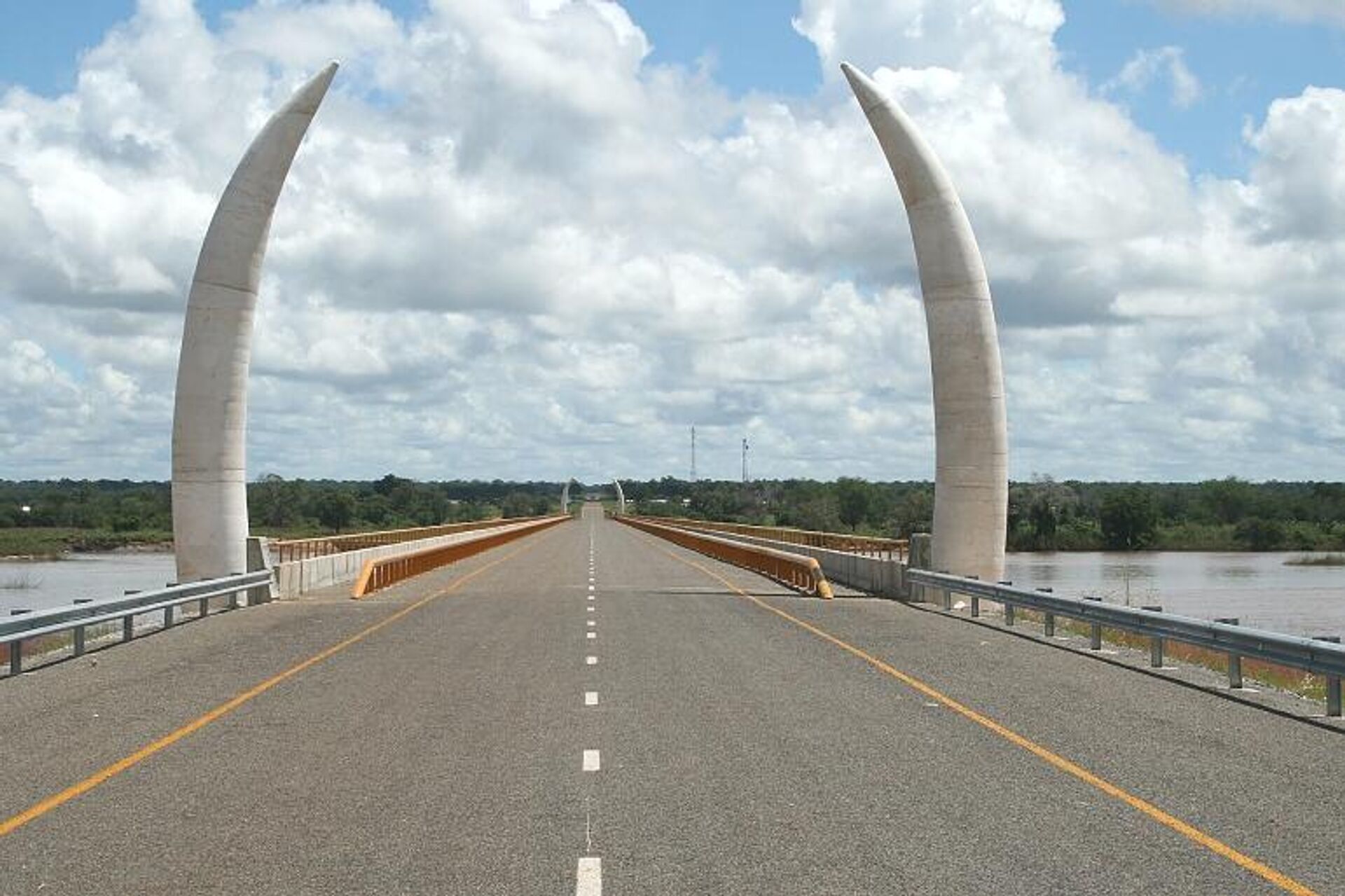 The Daraja la Umoja, or Unity Bridge, that opened across the Ruvuma River in 2010, connecting  Tanzania's Mtwara region and Mozambique's Cabo Delgado state. - Sputnik International, 1920, 22.09.2022