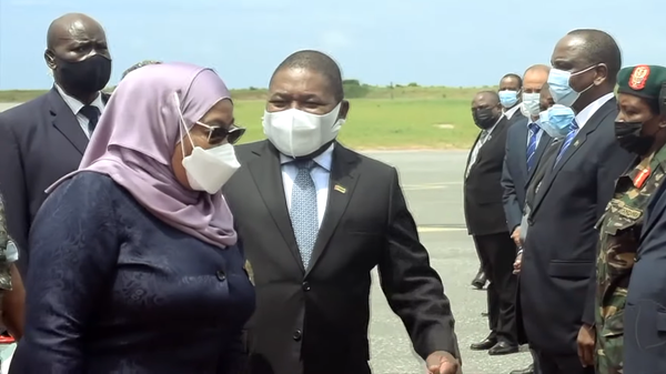 Presidents Samia Suluhu Hassan of Tanzania and Filipe Nyusi of Mozambique on the tarmac in the Mozambican capital of Maputo in September 2022. - Sputnik International