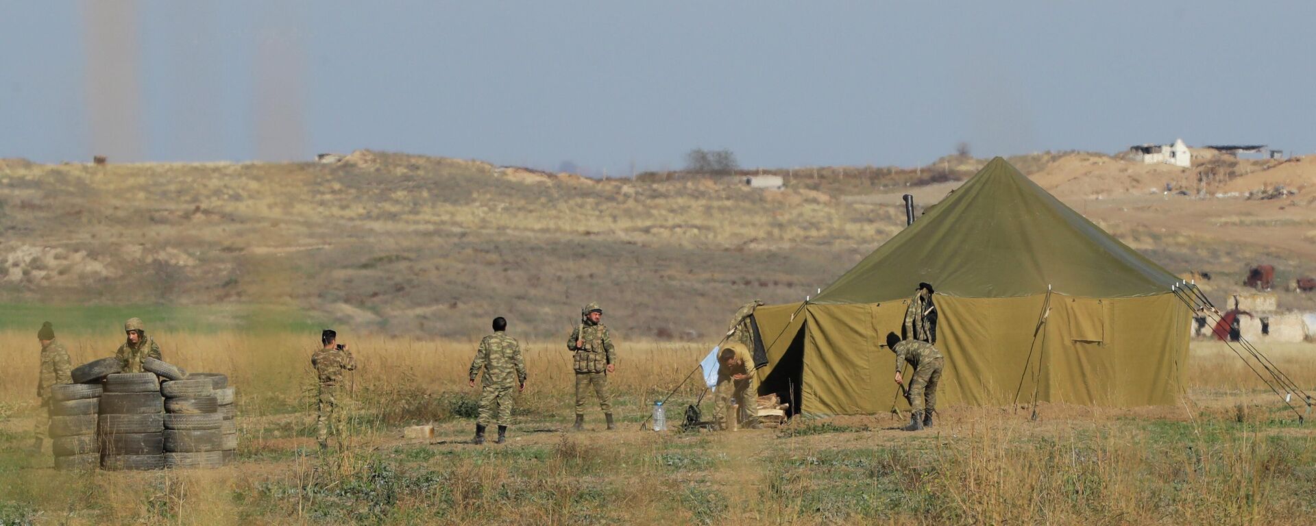 Azerbaijanian border gather at a tent as they control their side of the new border between the region of Nagorno-Karabakh and Azerbaijan, near the village of Berdashen, Tuesday, Nov. 24, 2020 - Sputnik International, 1920, 23.05.2023