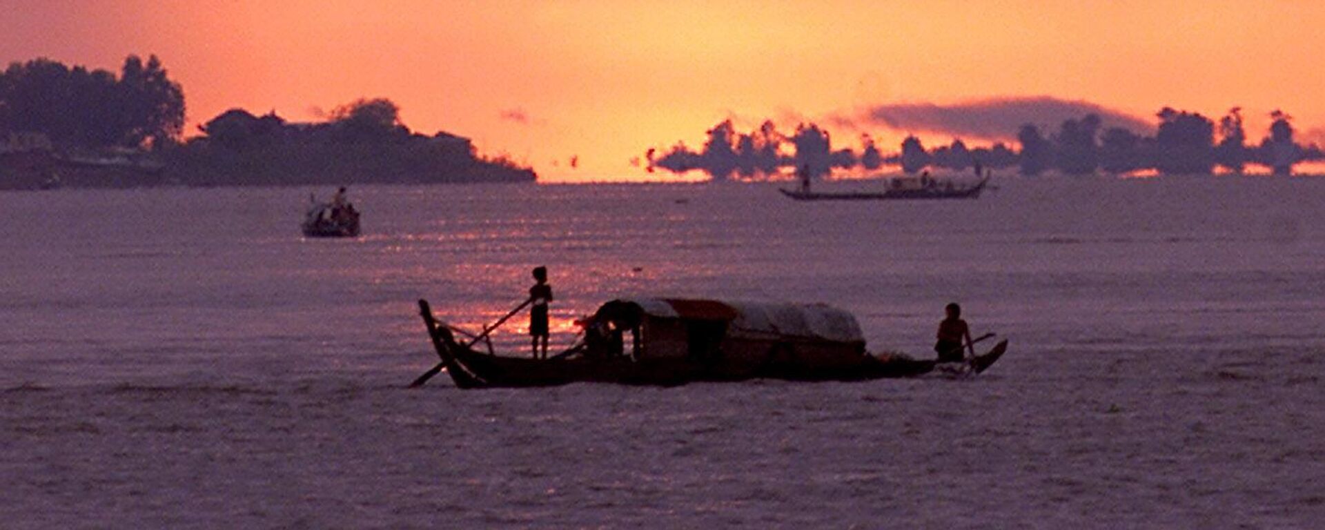 Dawn breaks over the Mekong River as small fishing boats drift downstream casting their nets in Phnom Penh, Cambodia, Oct. 29, 2002 - Sputnik International, 1920, 24.09.2022