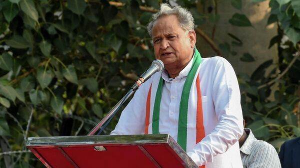 Rajasthan state's Chief Minister Ashok Gehlot speaks during a 'Janvedna Yatra' (rally) against the price rise of onions and vegetables, in Ahmedabad on November 30, 2019 - Sputnik International