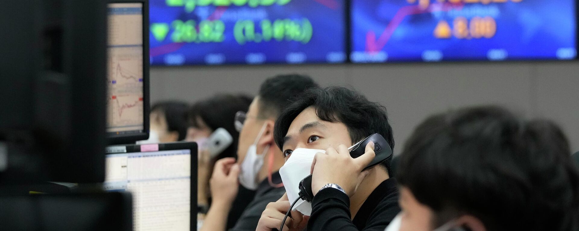 A currency trader talks on the phone at the foreign exchange dealing room of the KEB Hana Bank headquarters in Seoul, South Korea, Thursday, Sept. 22, 2022 - Sputnik International, 1920, 11.10.2022