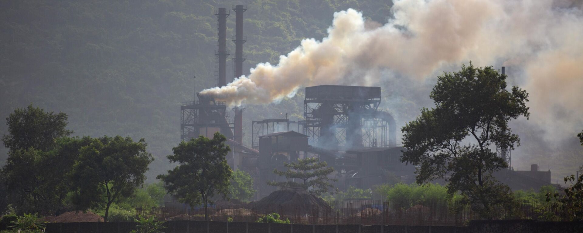 Smoke rises from a coal-powered steel plant at Hehal village near Ranchi, in eastern state of Jharkhand, Sunday, Sept. 26, 2021. - Sputnik International, 1920, 23.09.2022