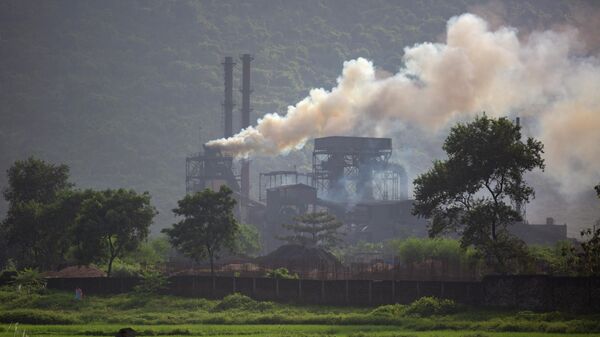 Smoke rises from a coal-powered steel plant at Hehal village near Ranchi, in eastern state of Jharkhand, Sunday, Sept. 26, 2021. - Sputnik International
