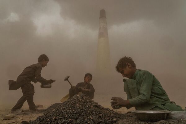 Afghan children work in a brick factory on the outskirts of Kabul, Afghanistan, Saturday, Aug. 20, 2022. - Sputnik International