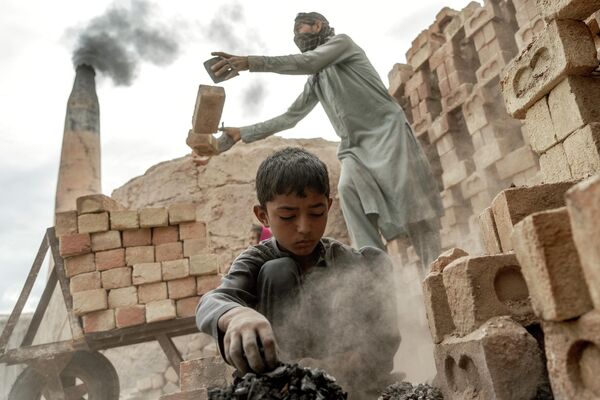 An 8-year-old Afghan boy works in a brick factory on the outskirts of Kabul, Afghanistan, Saturday, July 23, 2022.  - Sputnik International