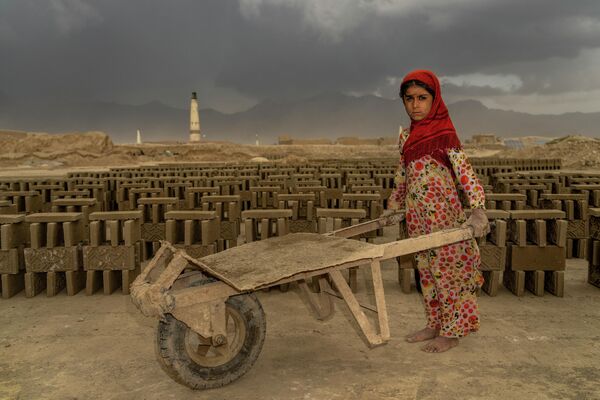 A 9-year-old Afghan girl works in a brick factory on the outskirts of Kabul, Afghanistan, Monday, Sept. 12, 2022.  - Sputnik International