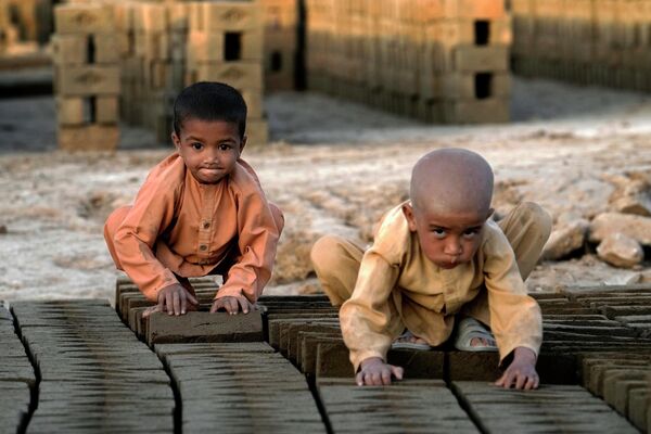 Afghan children work in a brick factory on the outskirts of Kabul, Afghanistan, Tuesday, July 26, 2022. - Sputnik International