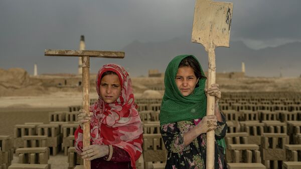 Два афганских ребенка-батрака позируют для фотографии на кирпичном заводе на окраине Кабула, Афганистан - Sputnik International