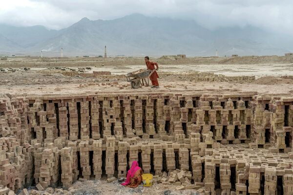 Afghan children work in a brick factory on the outskirts of Kabul, Afghanistan, Saturday, July 23, 2022. - Sputnik International