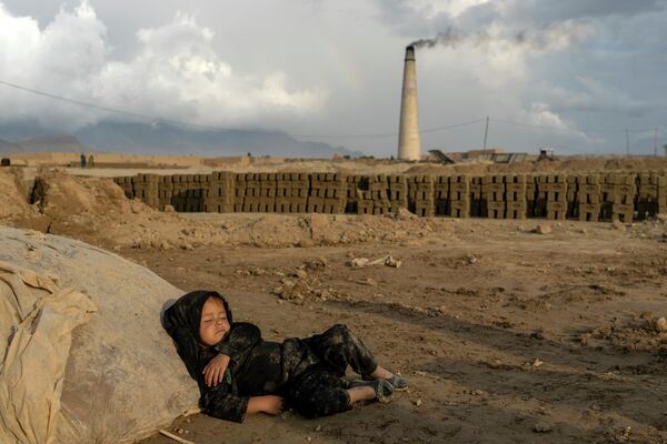 A 4-year-old Afghan girl sleeps after work in a brick factory on the outskirts of Kabul, Afghanistan, Wednesday, Aug. 17, 2022.  - Sputnik International