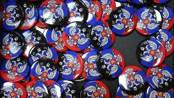 Pins depicting a Donetsk People's Republic flag are pictured at the DPR embassy used as a polling station during the referendum on the joining of Donetsk and Luhansk People's Republic to Russia, in Moscow, Russia - Sputnik International