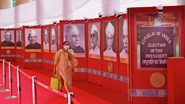 An official walks past portraits of past Indian presidents placed outside a polling room at the Parliament House in New Delhi, Monday, July 18, 2022 - Sputnik International