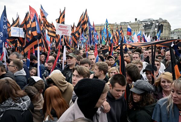 People gathered on Moscow&#x27;s Manezhnaya Square ahead of the &quot;We Don&#x27;t Abandon Our Own&quot; rally. - Sputnik International