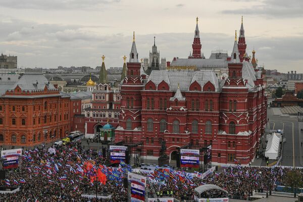 Thousands of people flocked to Manezhnaya Square ahead of the &quot;We Don&#x27;t Abandon Our Own&quot; rally.  - Sputnik International