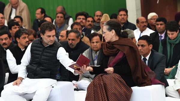 Congress president Sonia Gandhi (R) and ex-party president Rahul Gandhi attend a sit-in protest for unity in New Delhi on December 23, 2019, amid widespread protests against India's new citizenship law. - Sputnik International