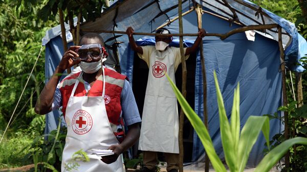 Health workers stand at a non-gazetted crossing point in the Mirami village, near the Mpondwe border check point between Uganda and the Democratic Republic of Congo  - Sputnik International