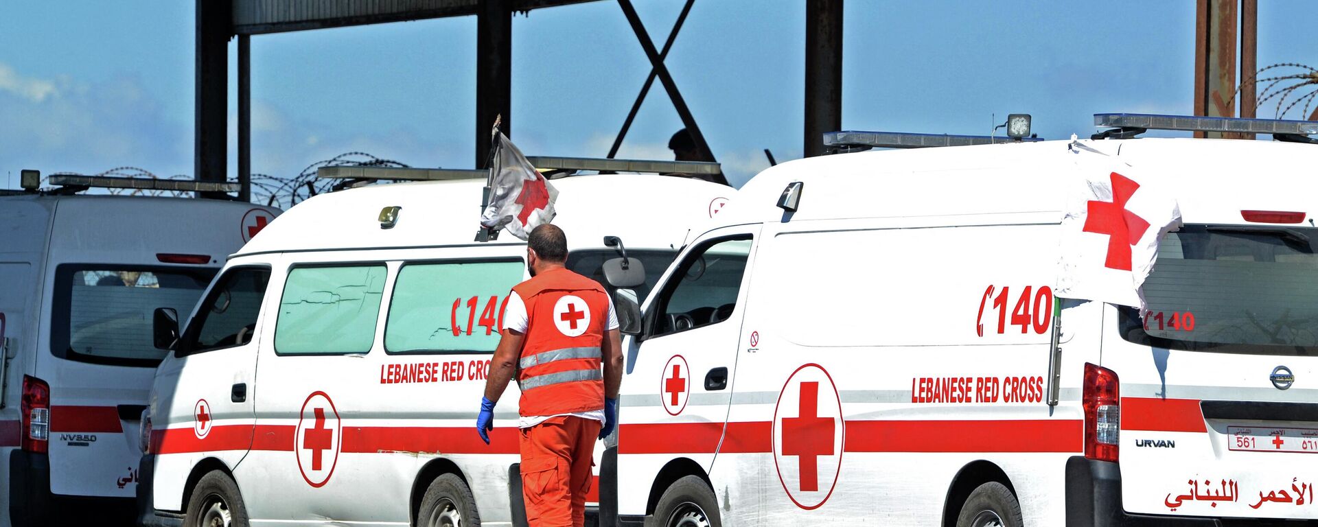 Ambulances wait on the Lebanese side of the Arida Border Crossing with Syria on September 23, 2022, for the arrival of the bodies of the shipwrecked Lebanese, who drowned when a boat they boarded sank off Syria's coast.  - Sputnik International, 1920, 23.09.2022