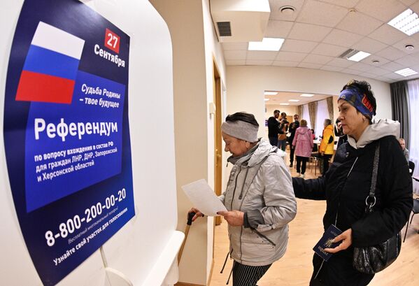 Women at a polling station at the DPR Embassy in Moscow. - Sputnik International