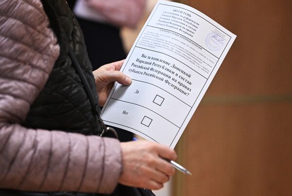 A woman votes during the referendum at a polling station at the DPR Embassy in Moscow.  - Sputnik International