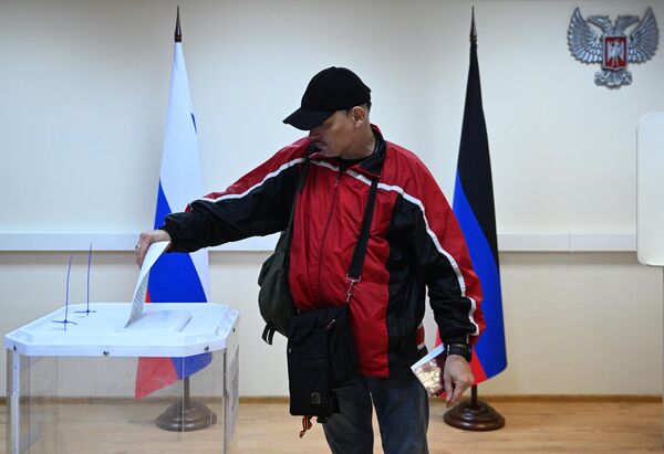 A man votes in the referendum at a polling station at the DPR Embassy in Moscow. - Sputnik International