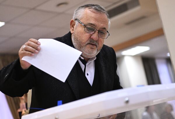 A man votes during the referendum at a polling station at the DPR Embassy in Moscow. - Sputnik International