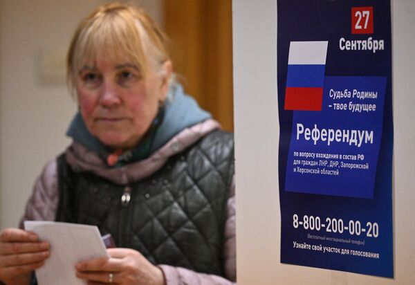 A woman votes during the referendum at a polling station at the DPR Embassy in Moscow. - Sputnik International
