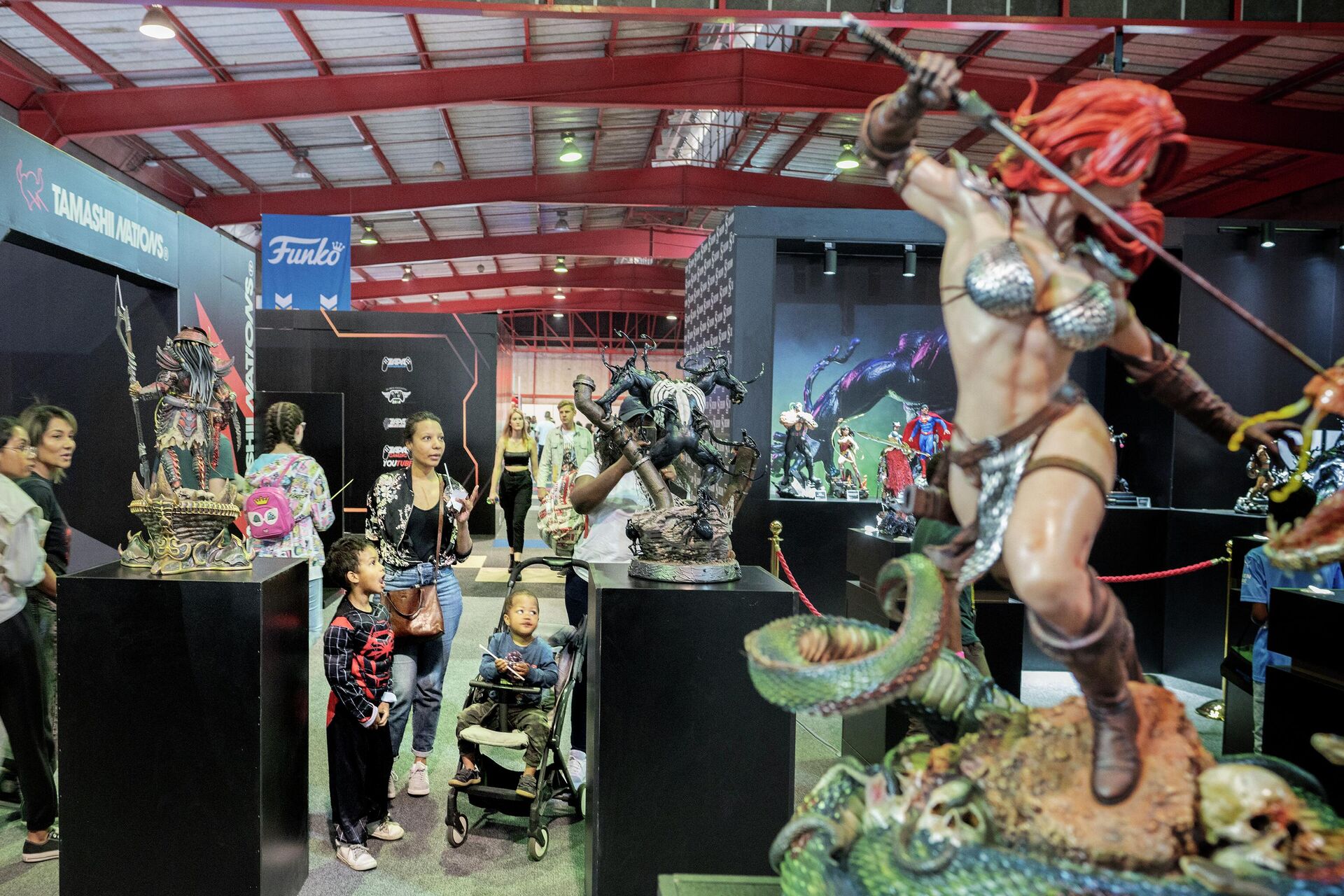 People visit a miniature art exhibition at the Comic Con Africa, the largest pop colture, fantasy and gaming festival of the continent, in Johannesburg, on September 23, 2022. (Photo by LUCA SOLA / AFP) - Sputnik International, 1920, 25.09.2022