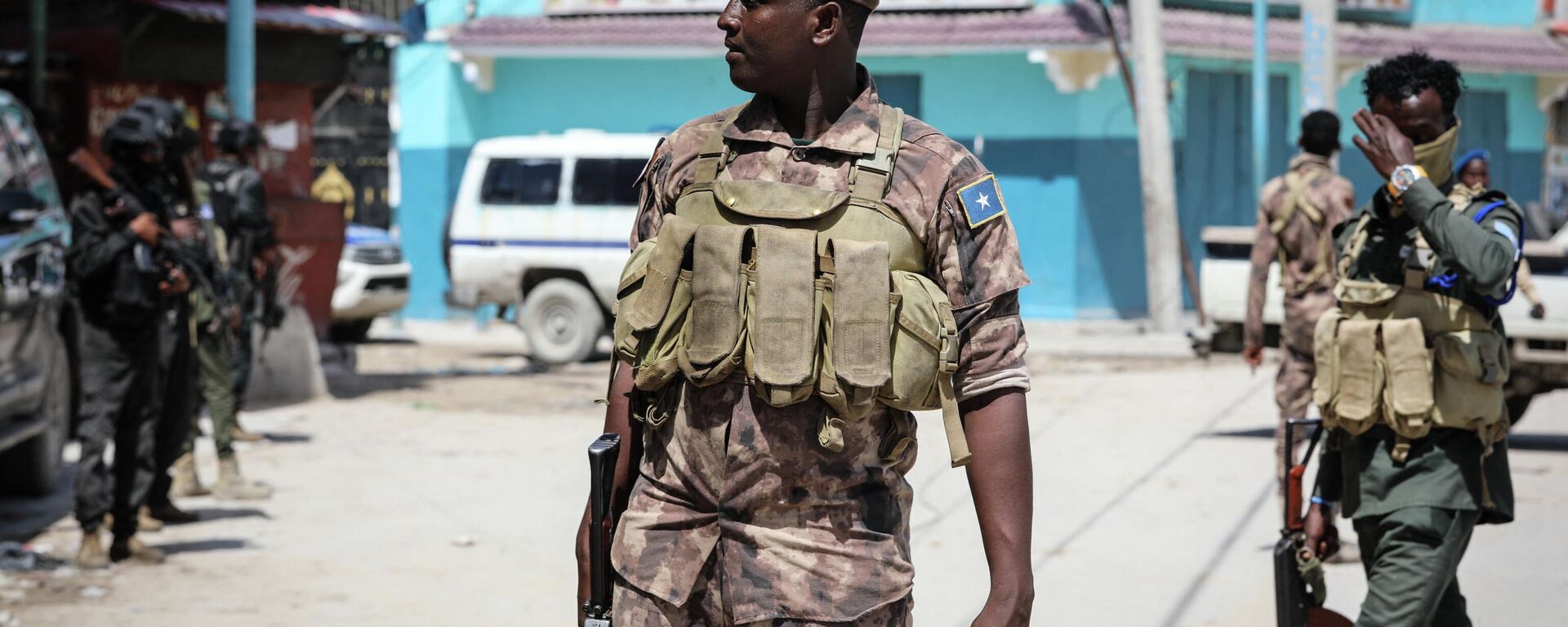 Security officers patrol near the destroyed Hayat Hotel after a deadly 30-hour siege by Al-Shabaab jihadists in Mogadishu on August 21, 2022.  - Sputnik International, 1920, 25.09.2022