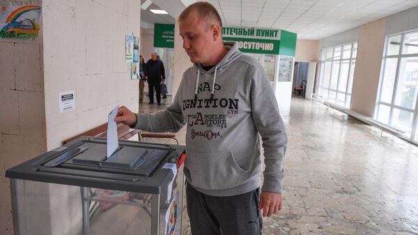 Man casts his ballot in referendum on joining Russia in LPR, September 23, 2022 - Sputnik International