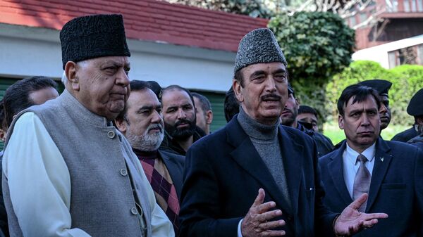 Former Jammu and Kashmir chief minister Farooq Abdullah (L) and senior National Congress leader of opposition in Rajya Sahba (Council of States) Ghulam Nabi Azad (C) speak to media representatives outside Abdullah's residence, after his release, in Srinagar on March 14, 2020. - Sputnik International