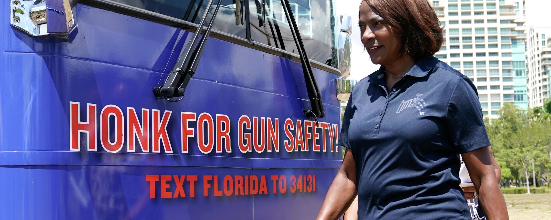 Rep. Val Demings, D-Fla., walks next to a bus at the kick off of the Giffords Florida bus tour, Thursday, Sept. 8, 2022, in Miami - Sputnik International, 1920, 26.09.2022