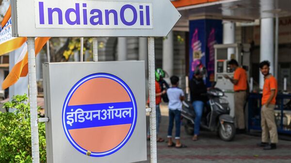 Employees attend customers at an Indian Oil filling station in New Delhi on March 15, 2022. - Sputnik International