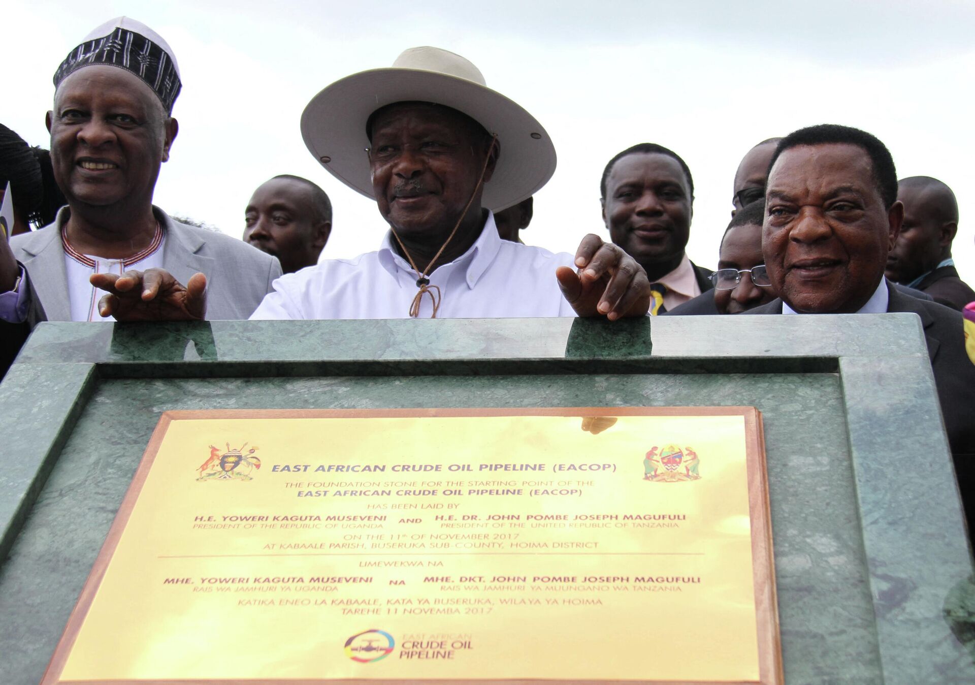 Uganda's President Yoweri Museveni poses with King of Bunyoro, Solomon Iguru the first (L) and Minister of foreign Affairs of Tanzania Dr. Augustine Mahiga (R) during the ceremony marking the laying of the foundation stone for the starting point of the East Africa Crude Oil Pipeline (EACOP) in  Kabaale. - The Ugandan government plans to construct an oil pipeline of over 1,400 kilometres from western Uganda, where 6.5 billion barrels of oil have been discovered, to the Indian Ocean coast of Tanzania by 2020. (Photo by GAEL GRILHOT / AFP) - Sputnik International, 1920, 26.09.2022