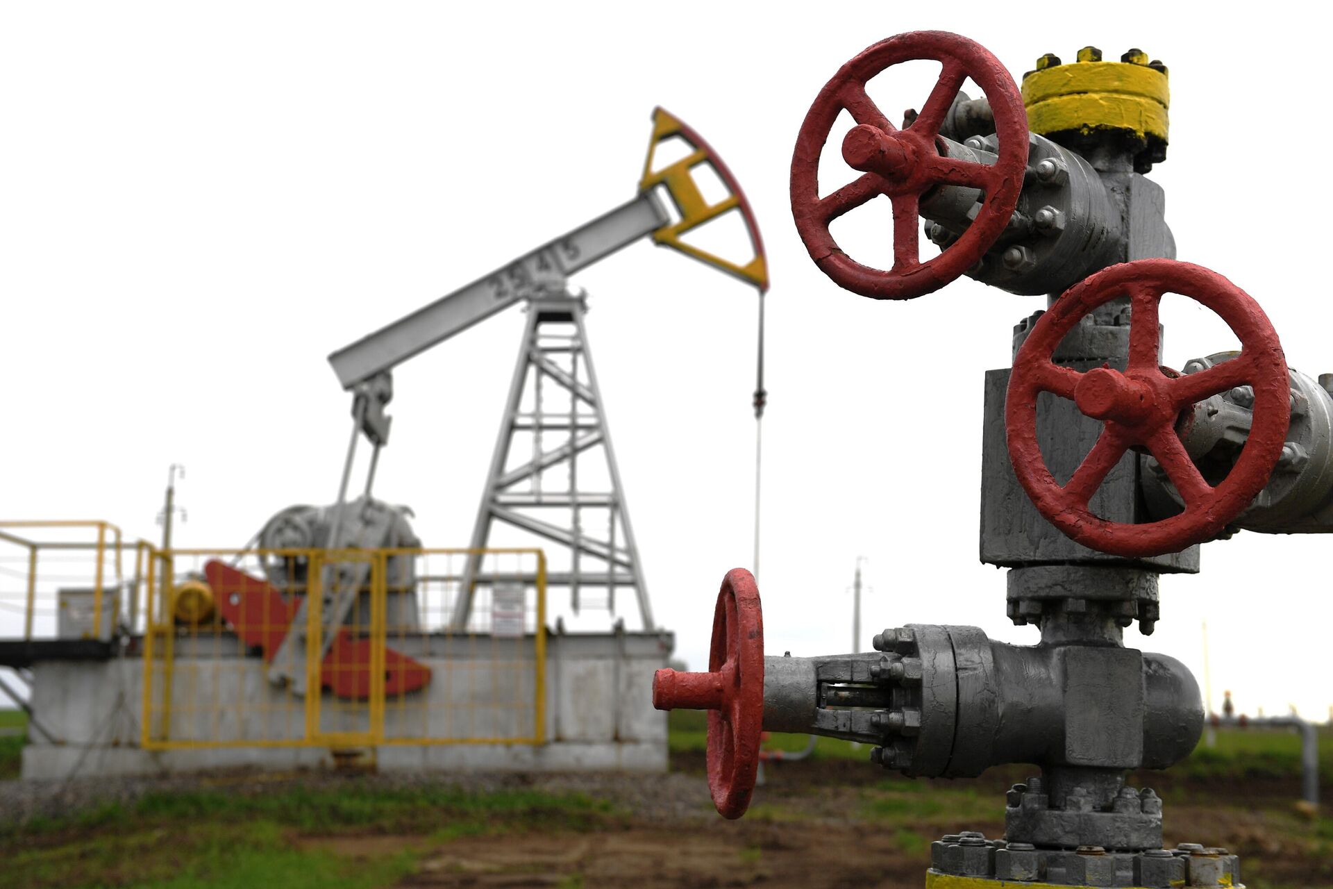 An oil pumpjack in Tatarstan, Russia - Sputnik International, 1920, 05.10.2022