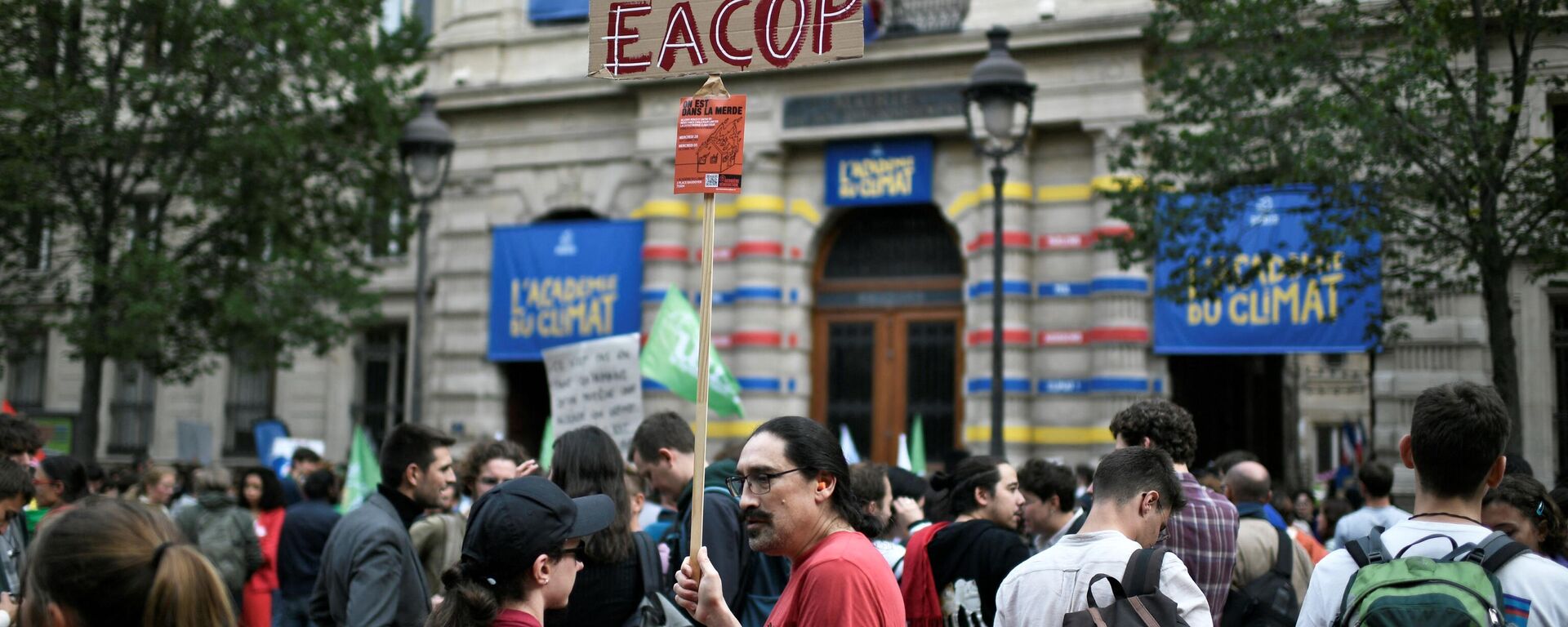 An activist holds a STOP EACOP placard opposing a pipeline project during an action as part of the La Voix Lyceenne (High School Voice) union initiative in Paris on September 23, 2022. - According to the EU Parliament on September 15, 2022, more than 100,000 people are at risk of being displaced by the East Africa Crude Oil Pipeline (EACOP) of France's TotalEnergies and the China National Offshore Oil Corporation (CNOOC) that signed a $10-billion agreement earlier in 2022 to develop Ugandan oilfields and ship the crude through a 1,445-kilometre (900-mile) pipeline to Tanzania's Indian Ocean port of Tanga. (Photo by STEPHANE DE SAKUTIN / AFP) - Sputnik International, 1920, 26.09.2022