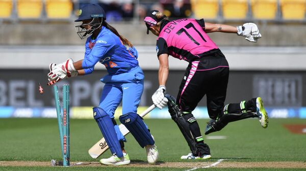 India's wicketkeeper Taniya Bhatia (L) attempts to run out New Zealand's Sophie Devine during the first Twenty20 international women's cricket match between New Zealand and India in Wellington on February 6, 2019. - Sputnik International