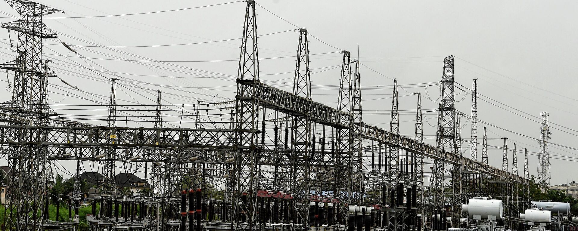 A general view of a power distribution plant which has ran out of power supply following a collapse of the national grid resulting in total blackout in Lagos, Nigeria's commercial capital, on March 15, 2022. - From Nigerian airlines to Malawi bakers, African countries are feeling the pain of Ukraine's crisis as supply disruptions hike inflation and oil prices push up fuel costs.
Global oil prices touched ten-year highs of more than $100 a barrel soon after Russia invaded Ukraine, doubling diesel prices for African countries like Nigeria.
Ukraine and Russia are both major suppliers of wheat and grains to Africa and Western sanctions and disruptions are already hiking costs across the continent. (Photo by PIUS UTOMI EKPEI / AFP) - Sputnik International, 1920, 27.09.2022