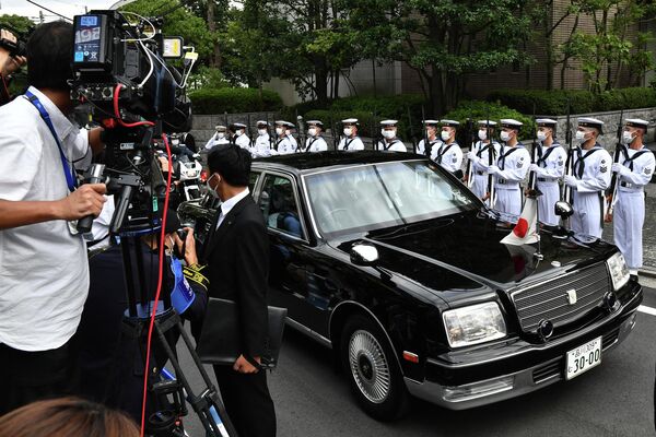 Вдова Акиэ Абэ выезжает из резиденции Абэ на государственные похороны бывшего премьер-министра Японии Синдзо Абэ в Токио - Sputnik International