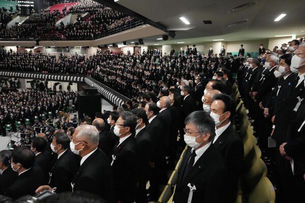 Присутствующие на государственных похоронах экс-премьера Японии Синдзо Абэ во время исполнения гимна в Токио  - Sputnik International