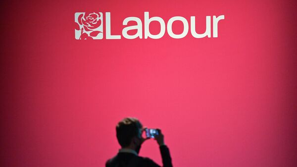A Labour sign is pictured during the opening day of the annual Labour Party conference in Brighton, on the south coast of England on September 25, 2021. - Sputnik International