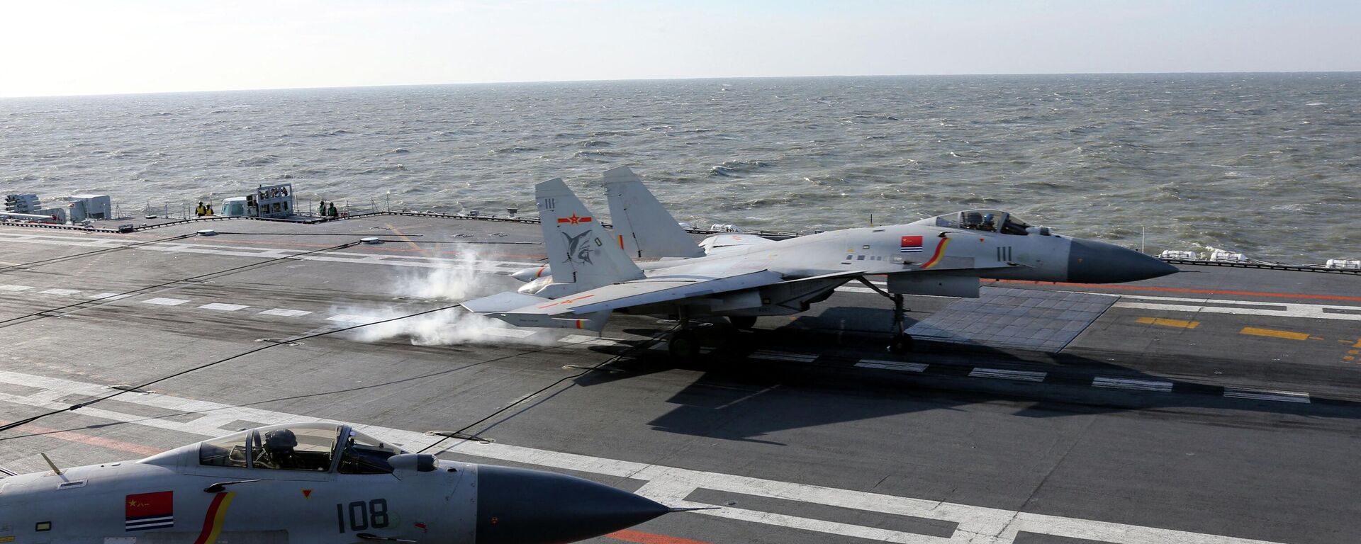 This picture taken on an undisclosed date in December 2016 shows a Chinese J-15 fighter jet landing on the deck of the Liaoning aircraft carrier during military drills in the Bohai Sea, off China's northeast coast - Sputnik International, 1920, 02.10.2022