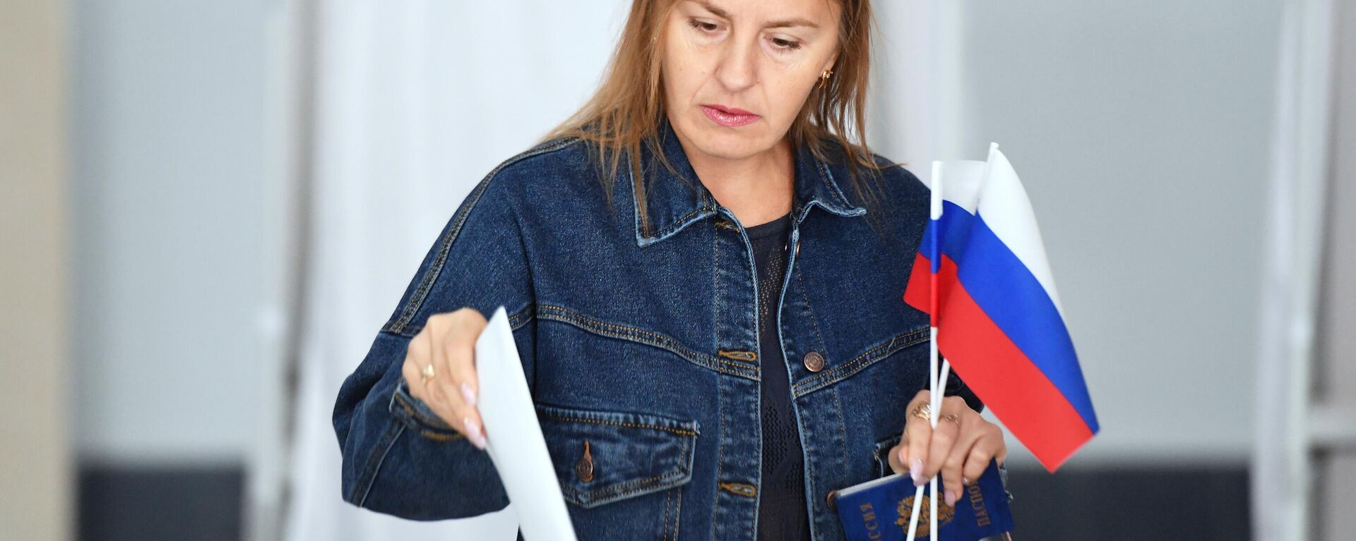 A woman casts her ballot during the referendum on the joining of Donetsk and Lugansk People's Republic and Zaporozhye and Kherson regions of Ukraine to Russia, at the polling station in Melitopol, Zaporozhye region - Sputnik International, 1920, 04.10.2022
