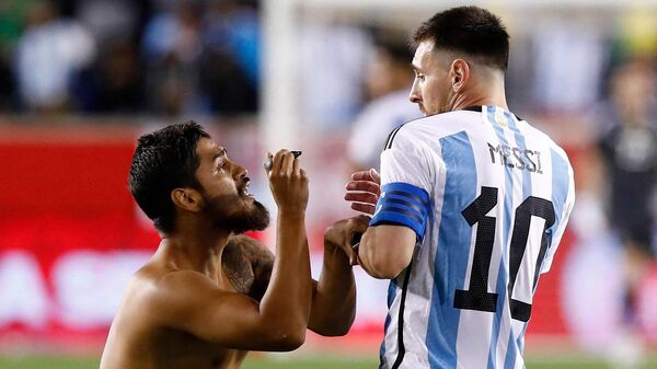 Argentina's Lionel Messi reacts as a fan ran on the pitch to ask for his autograh during the international friendly football match between Argentina and Jamaica at Red Bull Arena in Harrison, New Jersey, on September 27, 2022 - Sputnik International