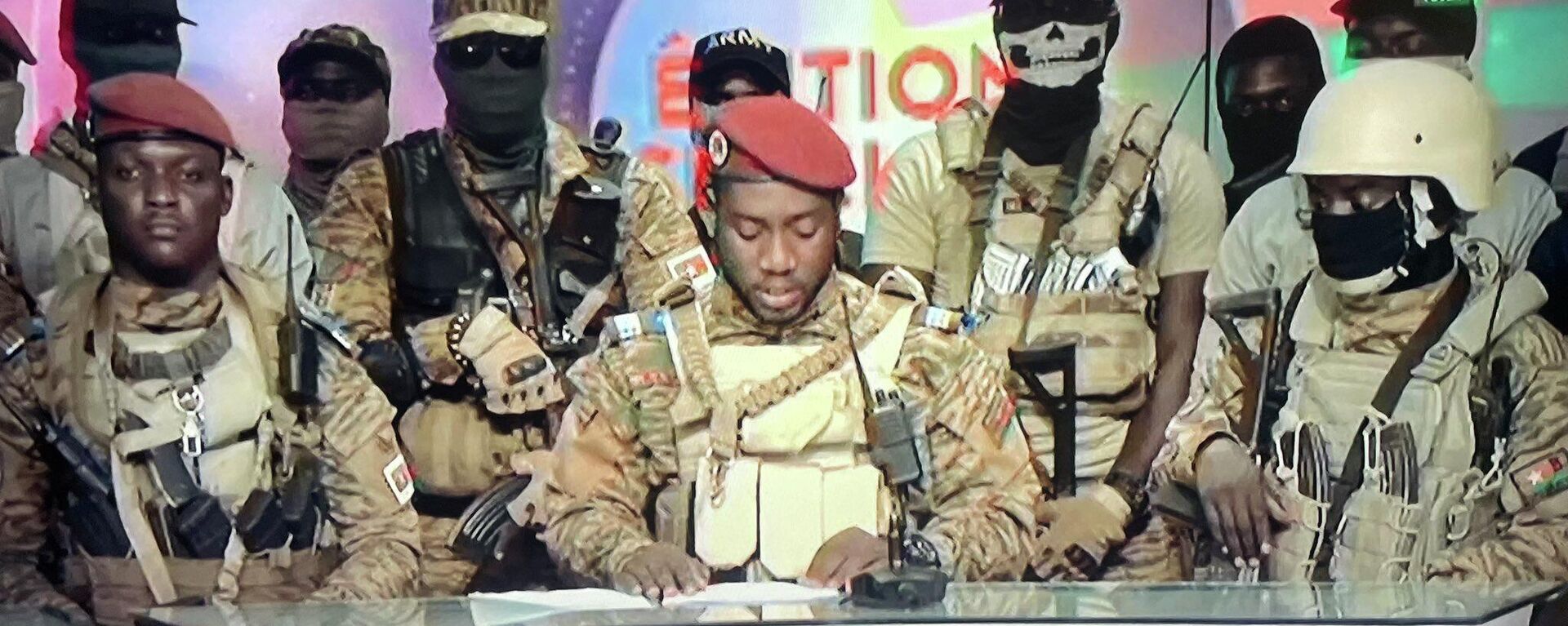 Burkina Faso Armed Forces Capt. Ibrahim Traore and other officers read a statement on Burkinabe television on September 30, 2022, announcing the overthrow of Paul-Henri Damiba, who himself took power using the military in January 2022. - Sputnik International, 1920, 30.09.2022