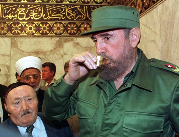 Cuban President Fidel Castro (R) drinks Arabic coffee at the historic Umayyad mosque in Old Damascus on 16 May 2001. Castro, who toured the mosque, was on his firs visit to Syria as part of a tour of the Middle East and Asia. - Sputnik International
