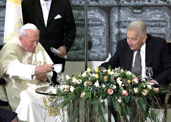 Pope John Paul II drinks coffee with Israeli President Ezer Weizman (R) on 23 March 2000 at the President&#x27;s residence in Jerusalem after a visit to Israel&#x27;s chief rabbis and ahead of a landmark visit to Yad Vashem, the holocaust memorial. - Sputnik International