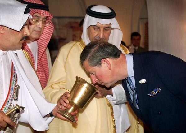Britain&#x27;s Prince Charles (R), Prince of Wales, smells an urn for grinding coffee with Saudi Arabia&#x27;s Prince Khalid bin Faisal Al-Saud (C) at the launch of the &#x27;Painting and Patronage&#x27; exhibition in London, 15 June 2000. The exhibition, a cultural collaboration between the United Kingdom and Saudi Arabia, features paintings by both Princes. - Sputnik International