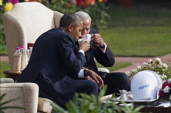 Indian Prime Minister Narendra Modi (R) and US President Barack Obama sit and talk in the gardens between meetings at Hyderabad House in New Delhi on 25 January 2015. - Sputnik International